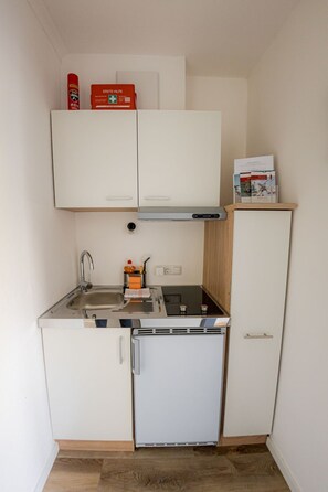 Frigorífico, microondas y utensilios de cocina