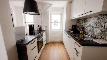 Fridge, oven, dishwasher, cookware/dishes/utensils