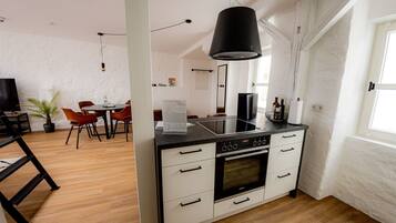 Kühlschrank, Ofen, Geschirrspüler, Kochgeschirr/Geschirr/Besteck