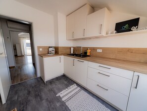 Kühlschrank, Ofen, Geschirrspüler, Kochgeschirr/Geschirr/Besteck