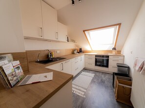 Kühlschrank, Ofen, Geschirrspüler, Kochgeschirr/Geschirr/Besteck