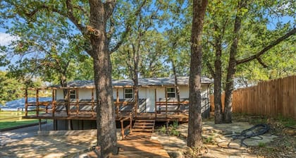 Escape to a Cozy Lakefront Cabin on Lake Amon Carter with Private Dock