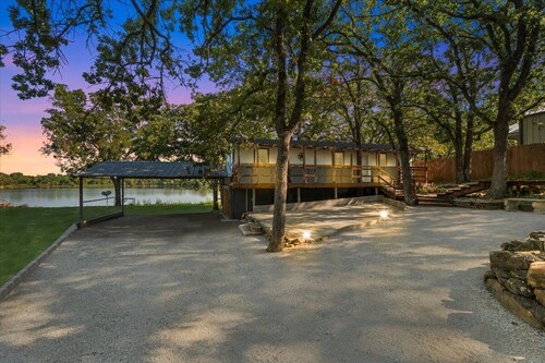 Escape to a Cozy Lakefront Cabin on Lake Amon Carter with Private Dock