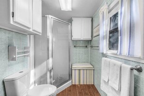 Shower, towels, toilet paper - Escape to a Cozy Lakefront Cabin on Lake Amon Carter with Private Dock (Bowie)