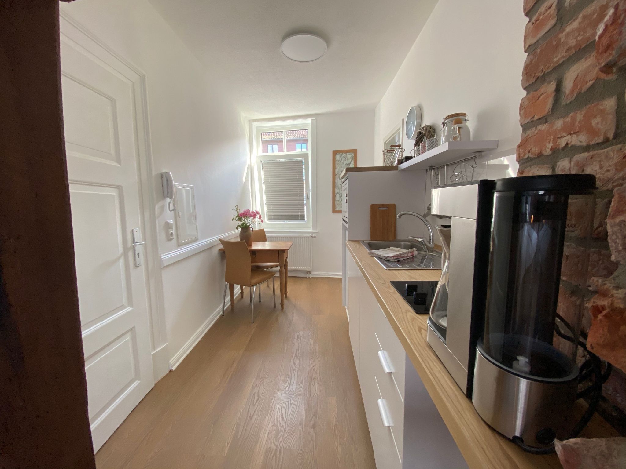 Fridge, oven, dishwasher, cookware/dishes/utensils