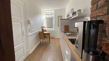 Fridge, oven, dishwasher, cookware/dishes/utensils