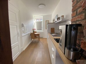 Kühlschrank, Ofen, Geschirrspüler, Kochgeschirr/Geschirr/Besteck