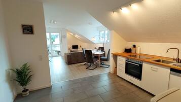 Kühlschrank, Ofen, Geschirrspüler, Kochgeschirr/Geschirr/Besteck