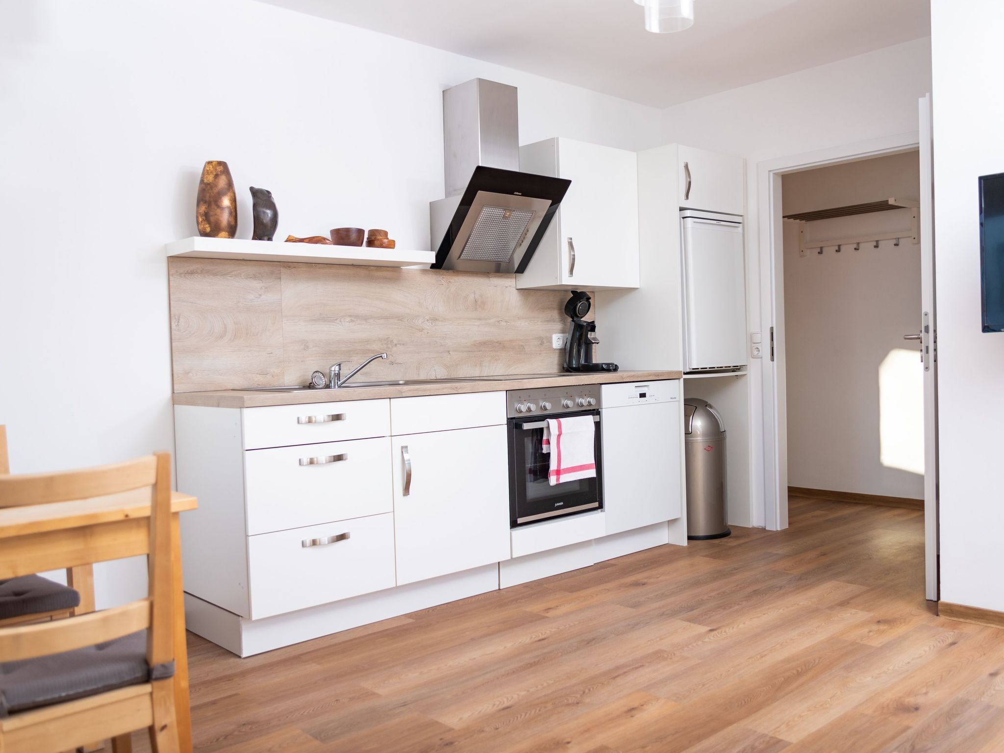 Fridge, oven, dishwasher, cookware/dishes/utensils