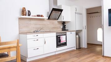 Fridge, oven, dishwasher, cookware/dishes/utensils