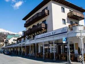 Un edificio con un letrero que dice "ristorante bar" y un cartel de estacionamiento.