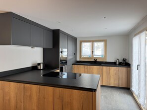 Kühlschrank, Ofen, Geschirrspüler, Kochgeschirr/Geschirr/Besteck