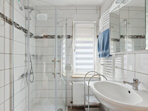 Bathroom - mit naturnahen Badeteich by Interhome (Nordhausen)