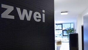 Un cartell amb la paraula "Zwei" sobre una paret fosca.