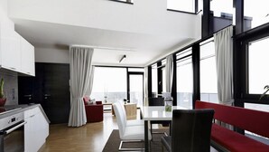 Eine moderne Küche mit weißen Schränken und einem eingebauten Ofen.