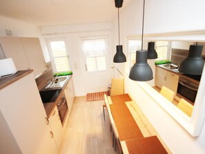 Kylskåp, ugn, diskmaskin och grytor/köksredskap