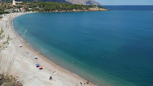 A coastal beach with clear turquoise waters, a sandy shore, and a mountainous backdrop. - Guesthouse in the historic center - Bed 10.5 Design Suite (Castellammare del Golfo)