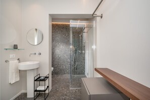 Shower, hair dryer, bidet, towels - Guesthouse in the historic center - Bed 10.5 Design Suite (Castellammare del Golfo)