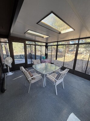 Dining - Bright & Cozy Retreat Near Lake Estes – Monthly Rental Only (Estes Park)