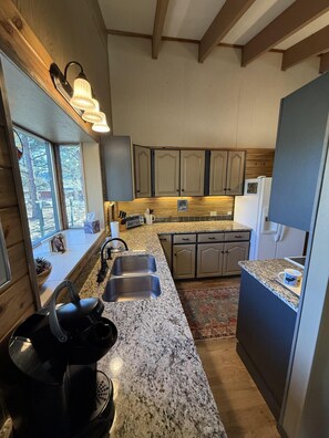 Fridge, microwave, oven, stovetop - Bright & Cozy Retreat Near Lake Estes – Monthly Rental Only (Estes Park)