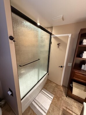 Hair dryer, towels - Bright & Cozy Retreat Near Lake Estes – Monthly Rental Only (Estes Park)