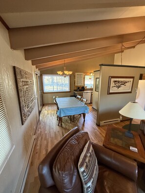 Smart TV, fireplace, DVD player, books - Bright & Cozy Retreat Near Lake Estes – Monthly Rental Only (Estes Park)
