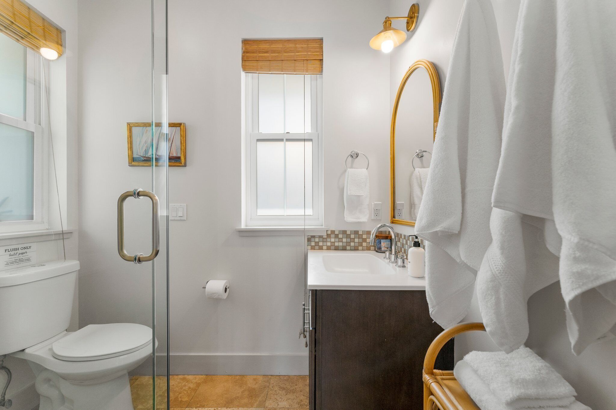 Douche, articles de toilette écologiques, sèche-cheveux