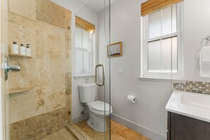 Dusche, umweltfreundliche Kosmetikartikel, Haartrockner, Handtücher