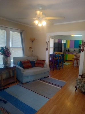 Un salon comprenant un canapé, une table basse et un coin repas avec des chaises et une table.