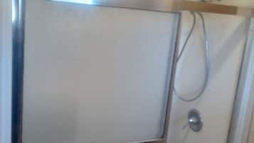 Toalhas de banho, sabonete, papel higiênico