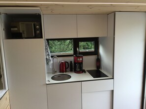 Fridge, microwave, cookware/dishes/utensils - Hausboot für zwei Personen mit Kamin und Terrasse by Interhome (Wilhelmshaven)