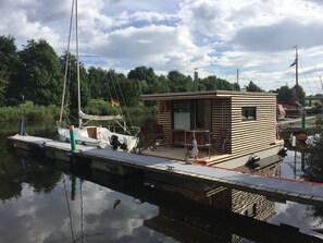 Exterior - Hausboot für zwei Personen mit Kamin und Terrasse by Interhome (Wilhelmshaven)