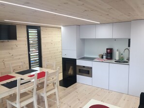 Dining - Hausboot für vier Personen mit Kamin und Terrasse by Interhome (Wilhelmshaven)