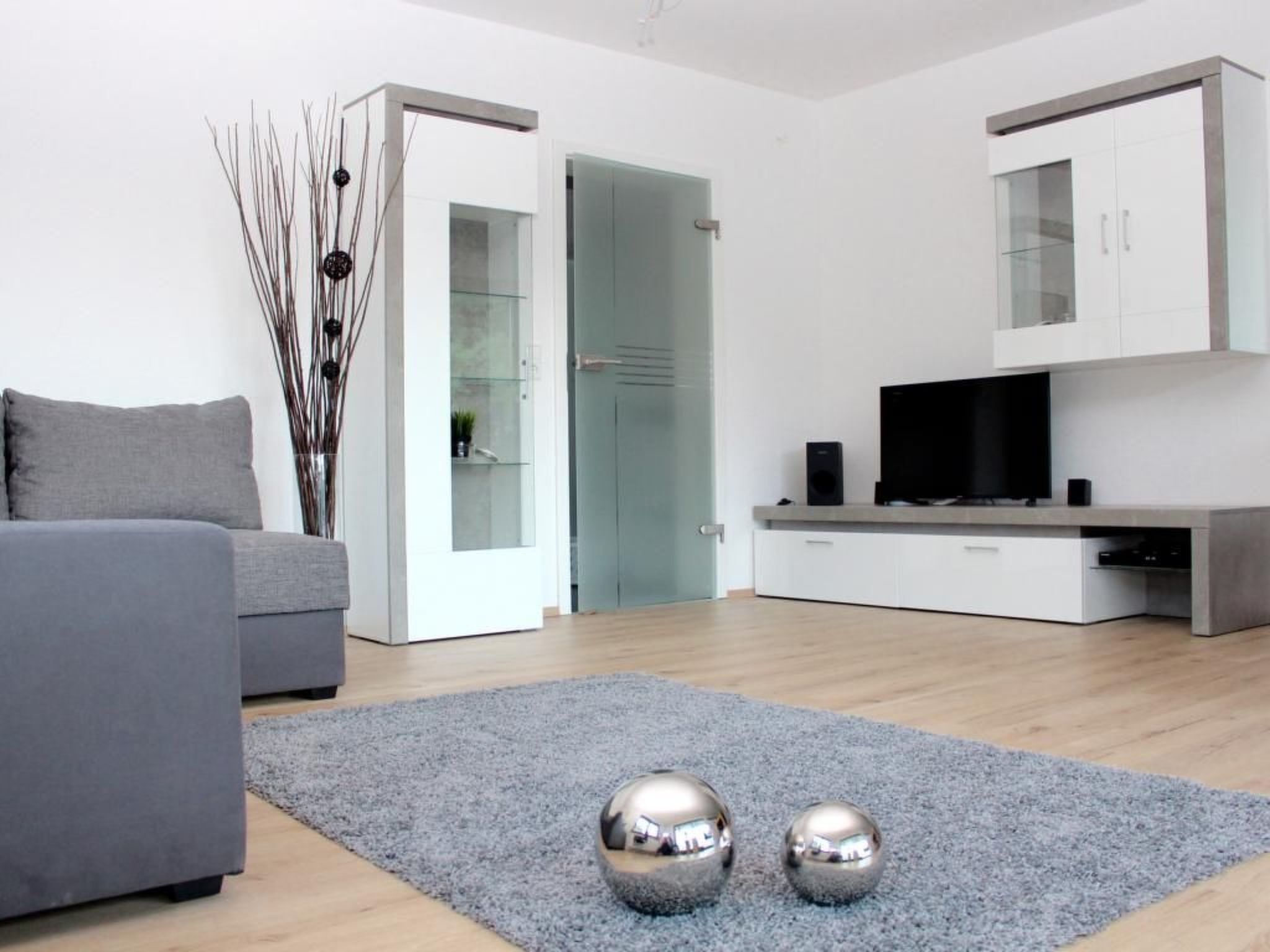 Fernseher, Kamin, DVD-Player