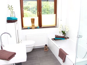 Towels - Nettes Ferienhaus in Hemfurth-Edersee mit Großer Terrasse by Interhome (Bringhausen)