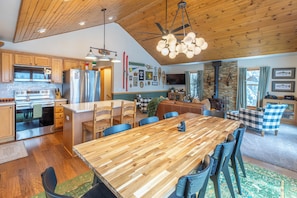 Dining - Hot Tub_Sauna_Lake Front_Wood Stove_Fast Wifi_Pet Friendly_Boat Launch Nearby (Eagle River)