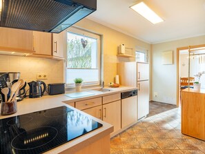 Fridge, oven, dishwasher, cookware/dishes/utensils - Apartment 1 by Interhome (Bansin)