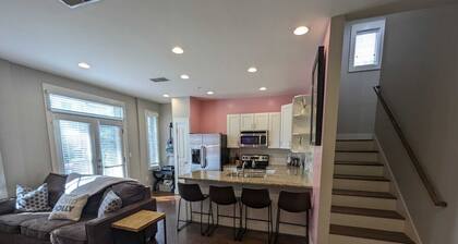 Dolly Would - Near Music Row King Beds