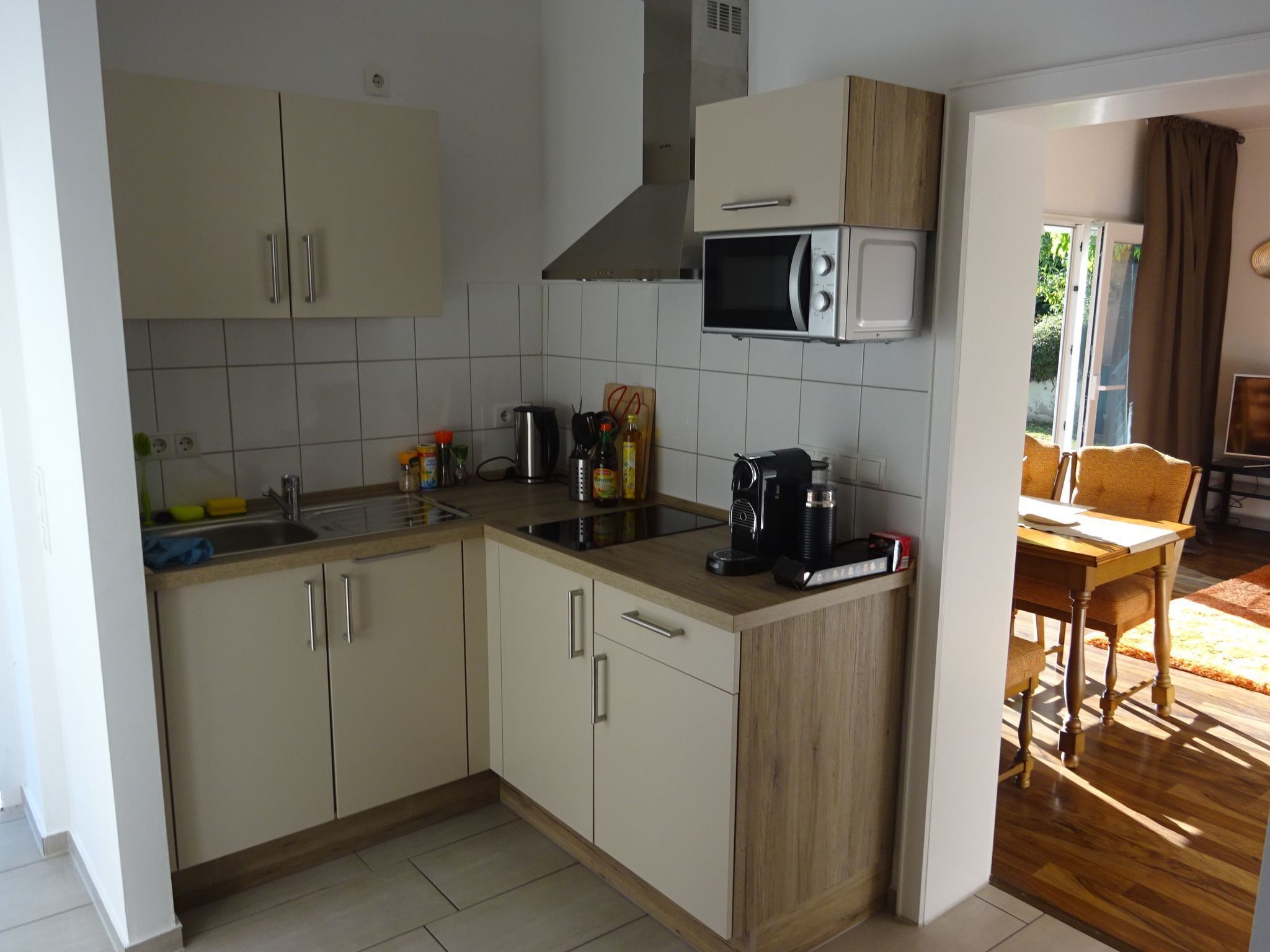 Kühlschrank, Mikrowelle, Kochgeschirr/Geschirr/Besteck