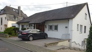 Ein Wohnhaus mit einem schwarzen Auto auf der Auffahrt.
