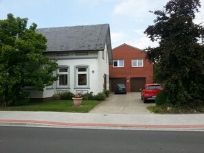 Exterior - Großzügige Ferienwohnung mit Garten und Terrasse, nur zwei Kilometer vom Strand by Interhome (Augustgroden)