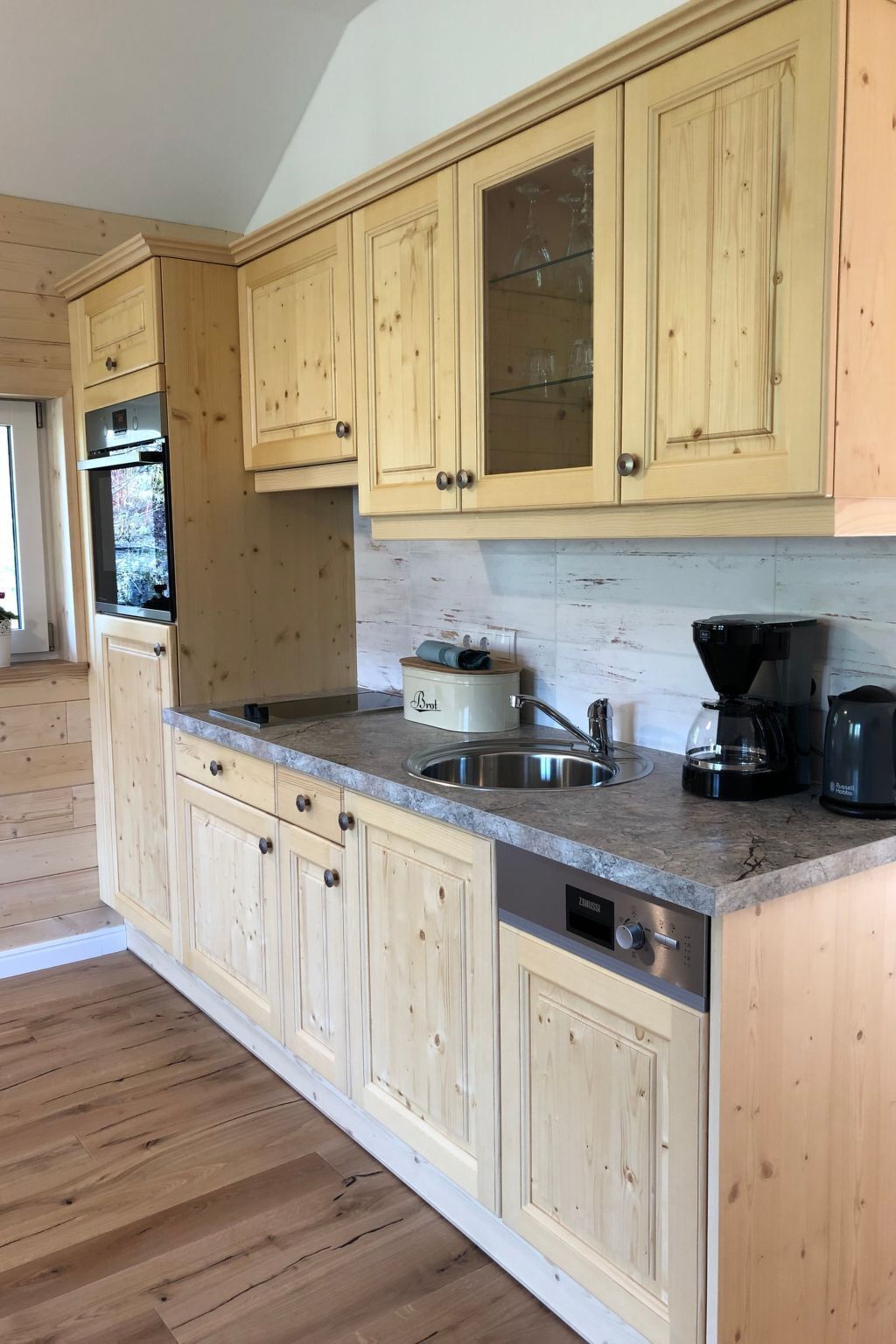 Fridge, oven, dishwasher, cookware/dishes/utensils