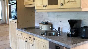 Fridge, oven, dishwasher, cookware/dishes/utensils