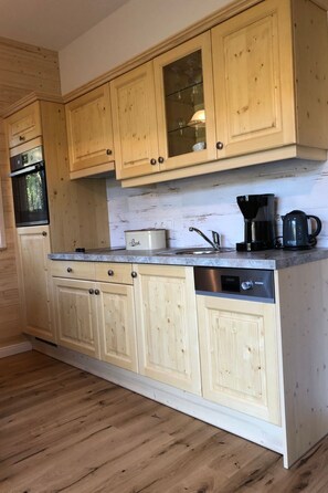 Kühlschrank, Ofen, Geschirrspüler, Kochgeschirr/Geschirr/Besteck