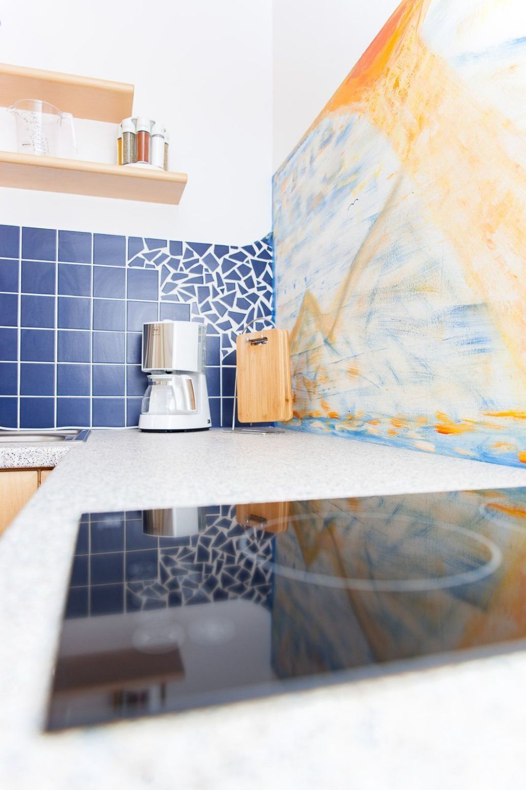 Réfrigérateur, batterie de cuisine, vaisselle et ustensiles