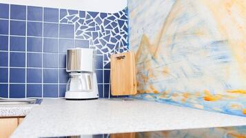 Réfrigérateur, batterie de cuisine, vaisselle et ustensiles