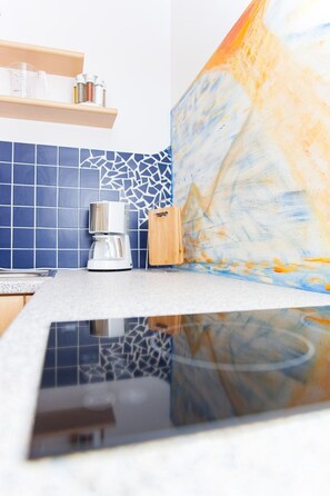 Réfrigérateur, batterie de cuisine, vaisselle et ustensiles