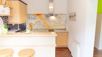 Réfrigérateur, batterie de cuisine, vaisselle et ustensiles