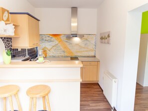 Réfrigérateur, batterie de cuisine, vaisselle et ustensiles