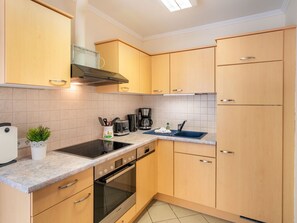 Fridge, oven, dishwasher, cookware/dishes/utensils - Apartment 2 by Interhome (Bansin)